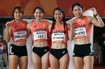 銅メダルを獲得した（左から）御家瀬緑、壱岐あいこ、三浦愛華、青木益未（ロイター）