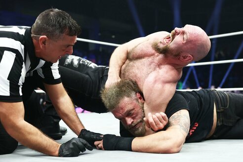 AEW】ジョン・モクスリー 世界王座戦でエジキ…凄惨〝釘バット葬〟を