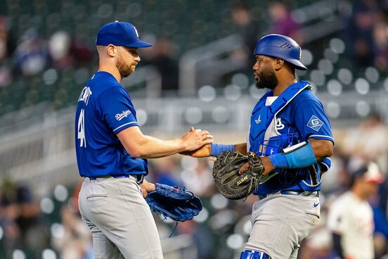 8月上旬にドジャースからDFAとなった捕手ロビンソン(右=ロイター)
