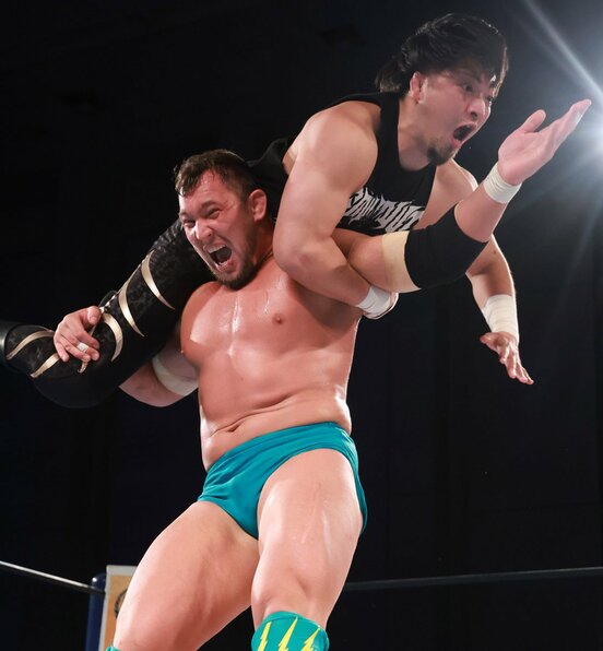 成田を担いで投げるボルチン・オレッグ