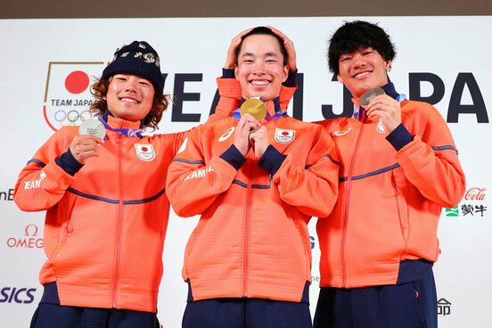 メダリスト会見に出席したスノーボードの長谷川帝勝(左)、木村葵来(中)、木俣椋真