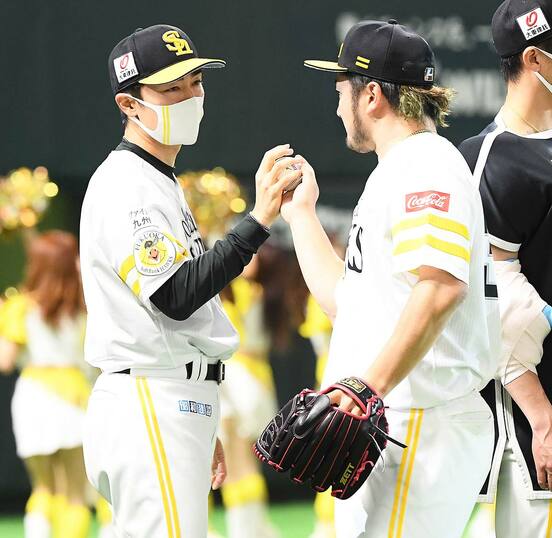  森（右）からウイニングボールを受け取る和田