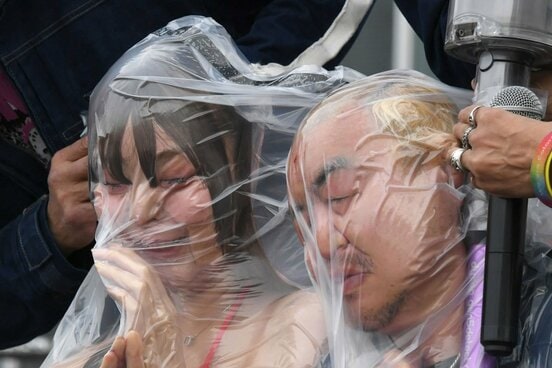 今日元気（右）とともに布団圧縮袋即身仏を披露した幕田みゆ