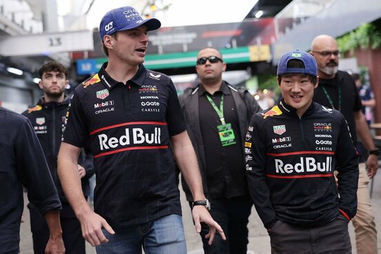 フェルスタッペン（左）と角田（ロイター）