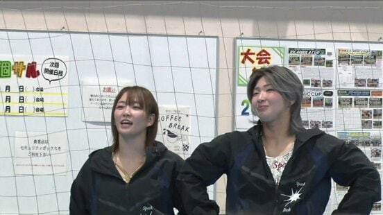 FWCから挑発されたSareee(左)と彩羽匠のスパーク・ラッシュ©マーベラス