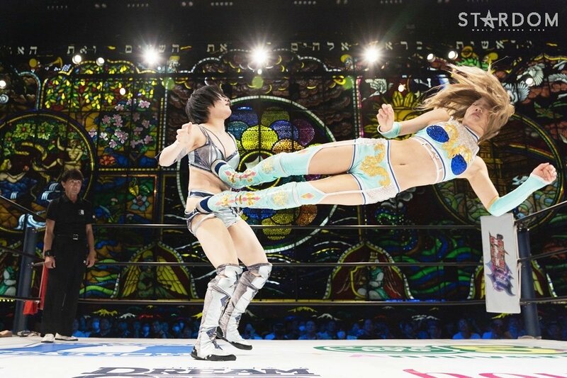 安納サオリ(左)を果敢に攻める天咲