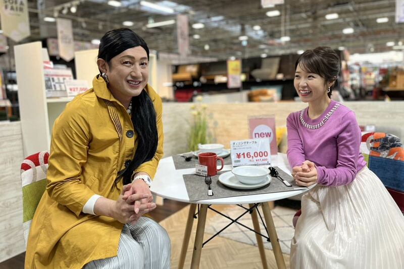 女装したアベミカとTNC五十嵐悠香アナ(提供写真)