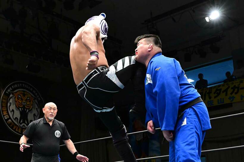澤田敦士にとどめの飛びヒザ蹴りを決めるスーパー・タイガー（左）