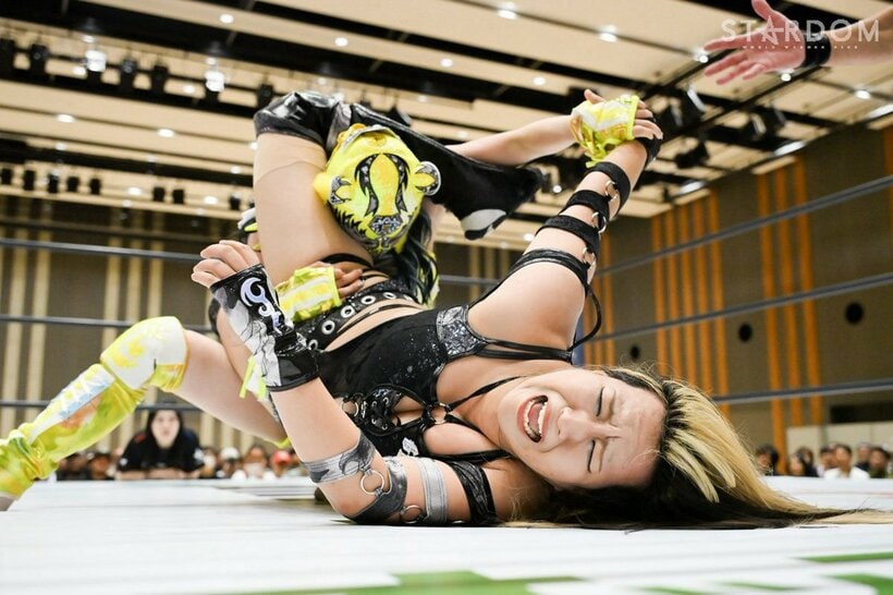 黒虎脚殺で渡辺桃（下）を攻めるスターライト・キッド