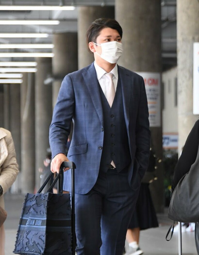  次の決戦の地・福岡へ向かった巨人・坂本