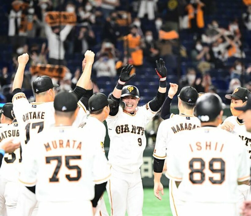  ナインに囲まれ、万歳する巨人・亀井(中)