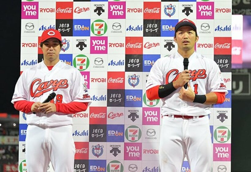  広島・野村祐輔（左）と鈴木誠也