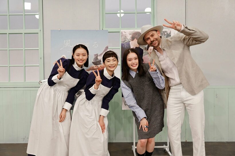 左から上坂樹里、見上愛、髙石あかり、トミー・バストウ