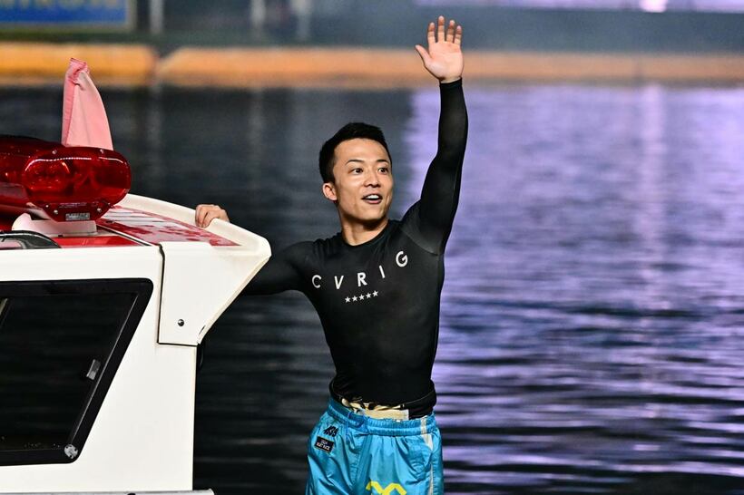 ファンに手をふる宮之原輝紀