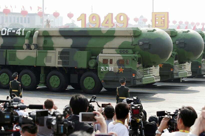 軍事パレードでミサイルを誇示する中国（ロイター）