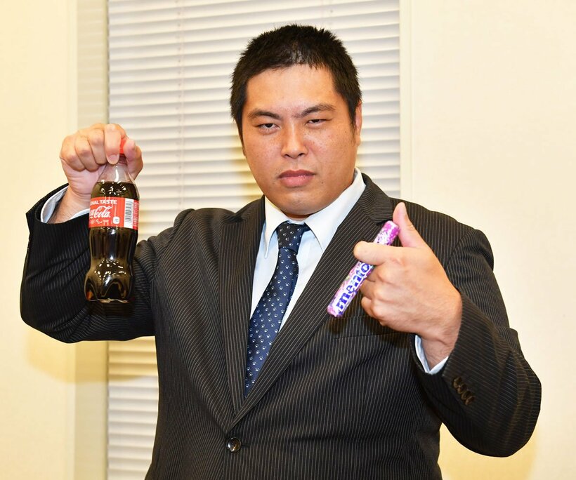  代名詞の「メントスコーラ」を持ちアピールするへずまりゅう（東スポWeb）