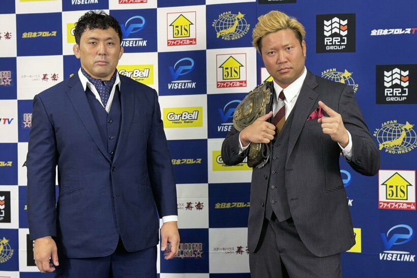 ３冠ヘビー級選手権試合に臨む鈴木秀樹（左）と王者・宮原健斗