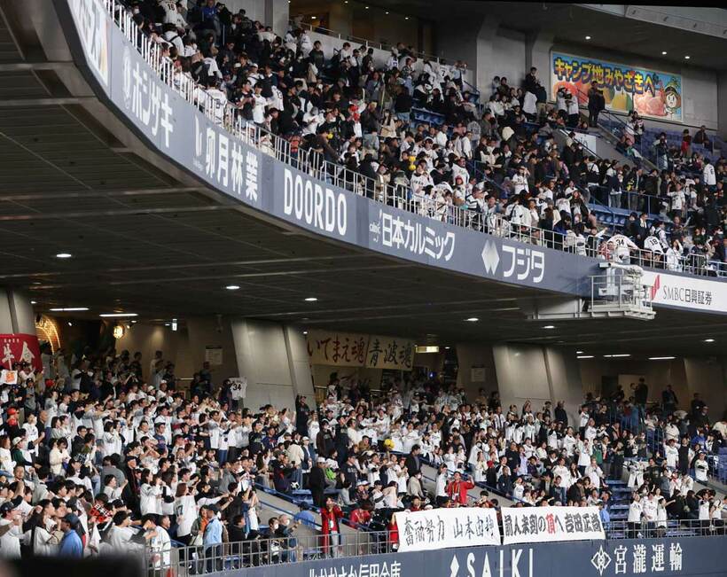 ライトスタンドのオリックス応援団