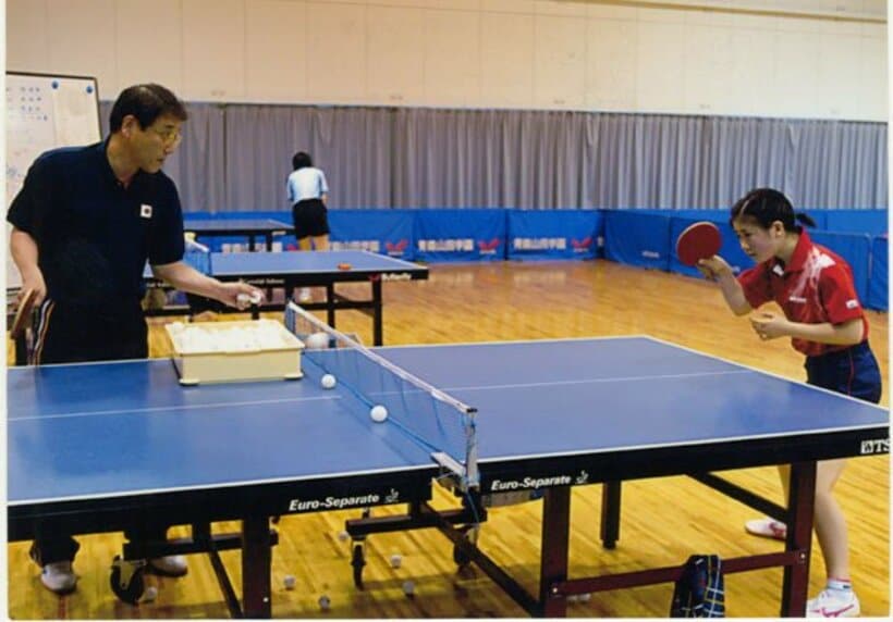  多球練習を施す西村氏（左）と福原（西村氏提供）