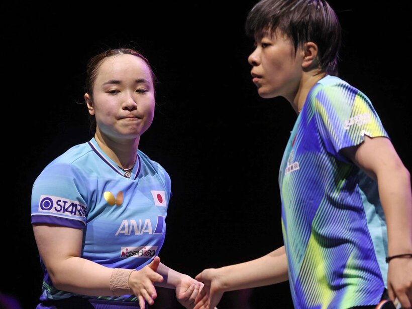 試合後、健闘をたたえ合う伊藤美誠㊧と王芸迪