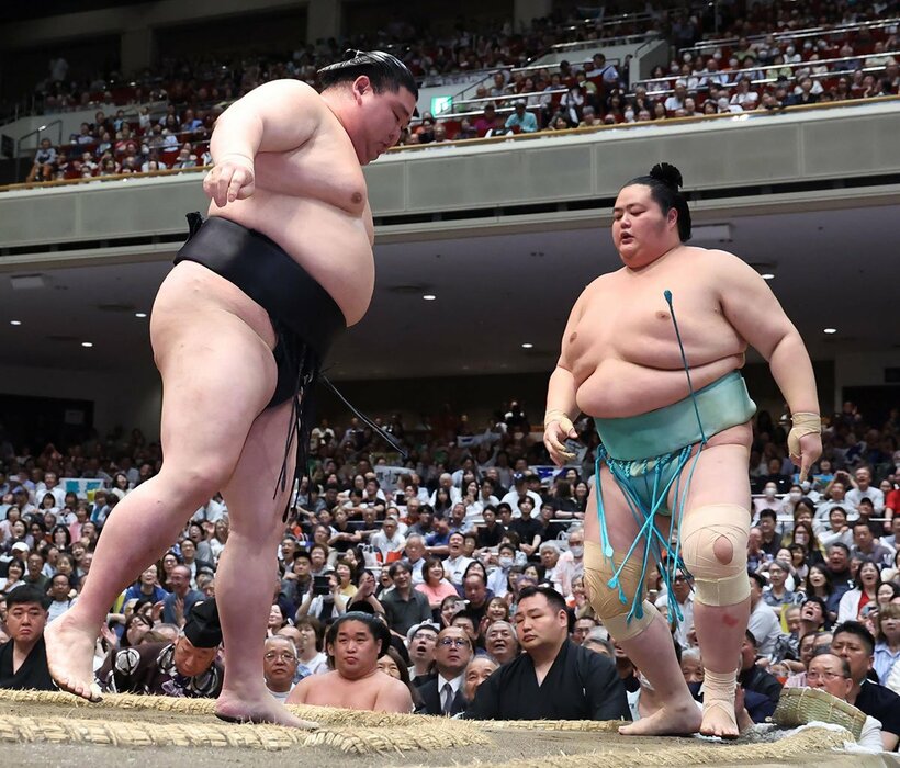 正代（左）に送り出された琴桜