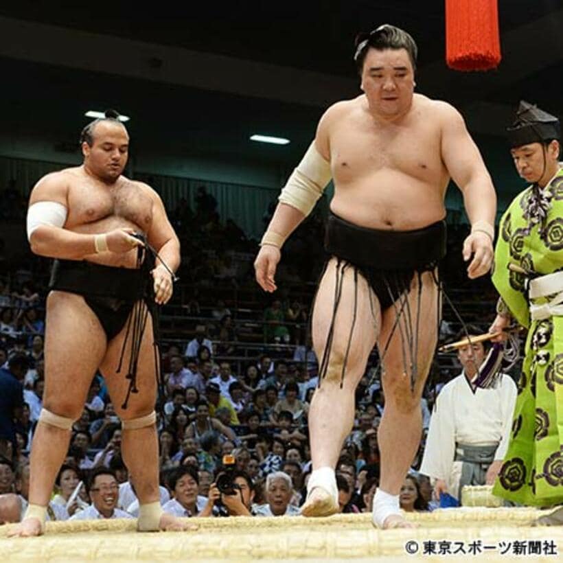 早くも２敗目の日馬富士。大砂嵐（左）に金星を献上した