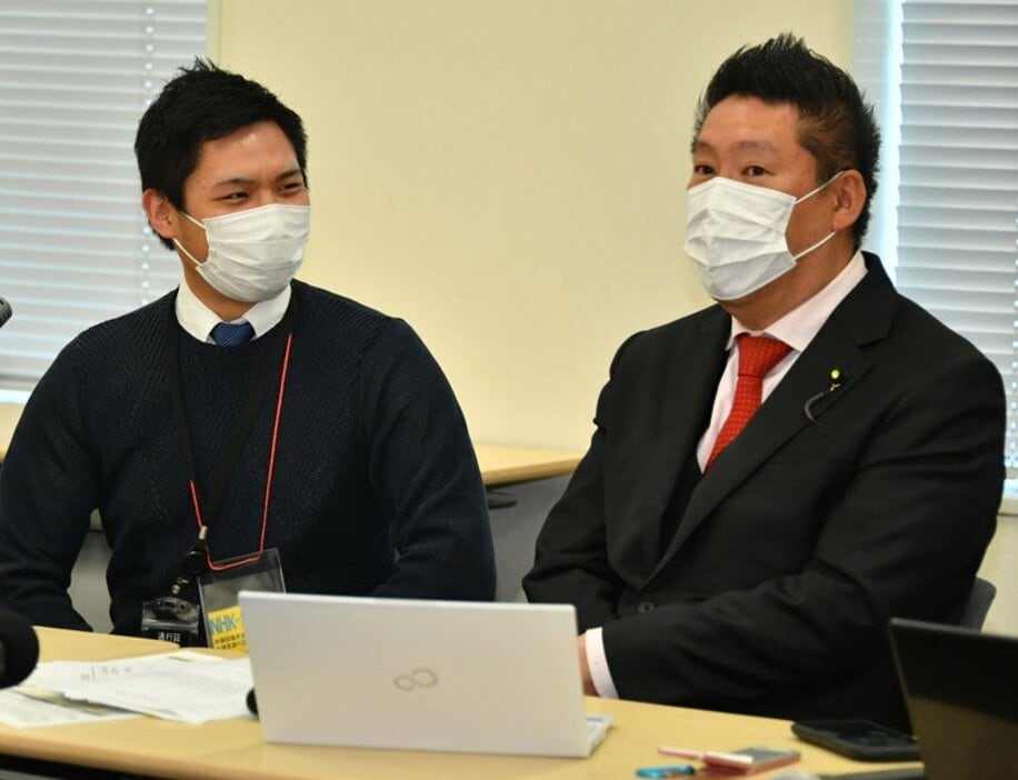  北海道２区から衆院選出馬予定の斉藤忠行氏(左)と立花孝志党首