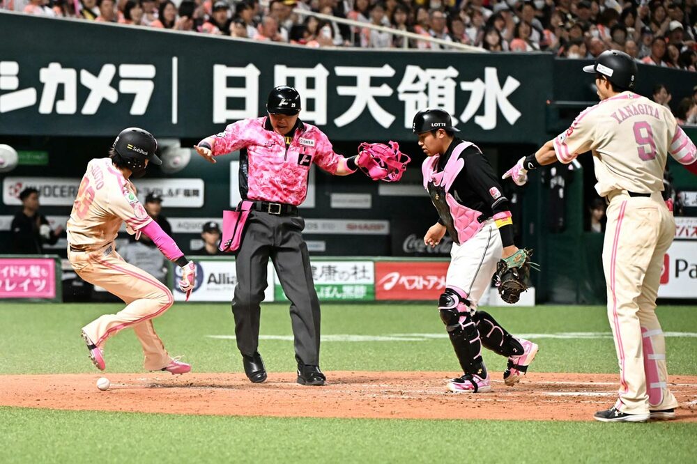 ボールがこぼれていることを指摘する周東(左)と柳田(右)