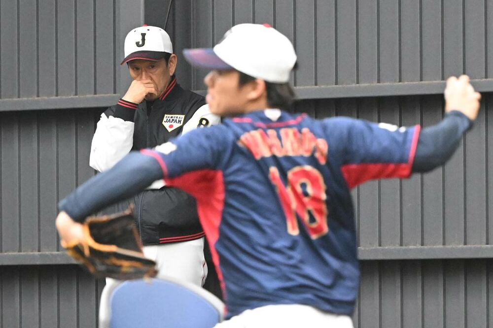 山本由伸の投球を見つめる栗山監督