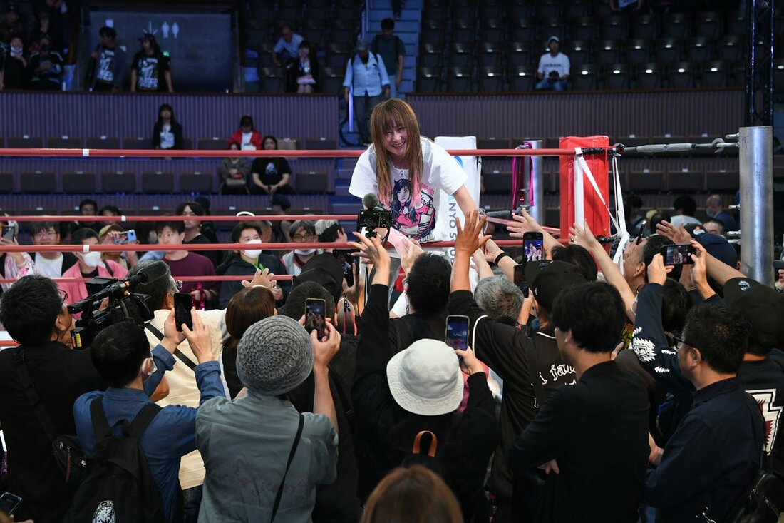 全試合終了後、リング上からファンと握手する工藤めぐみGM