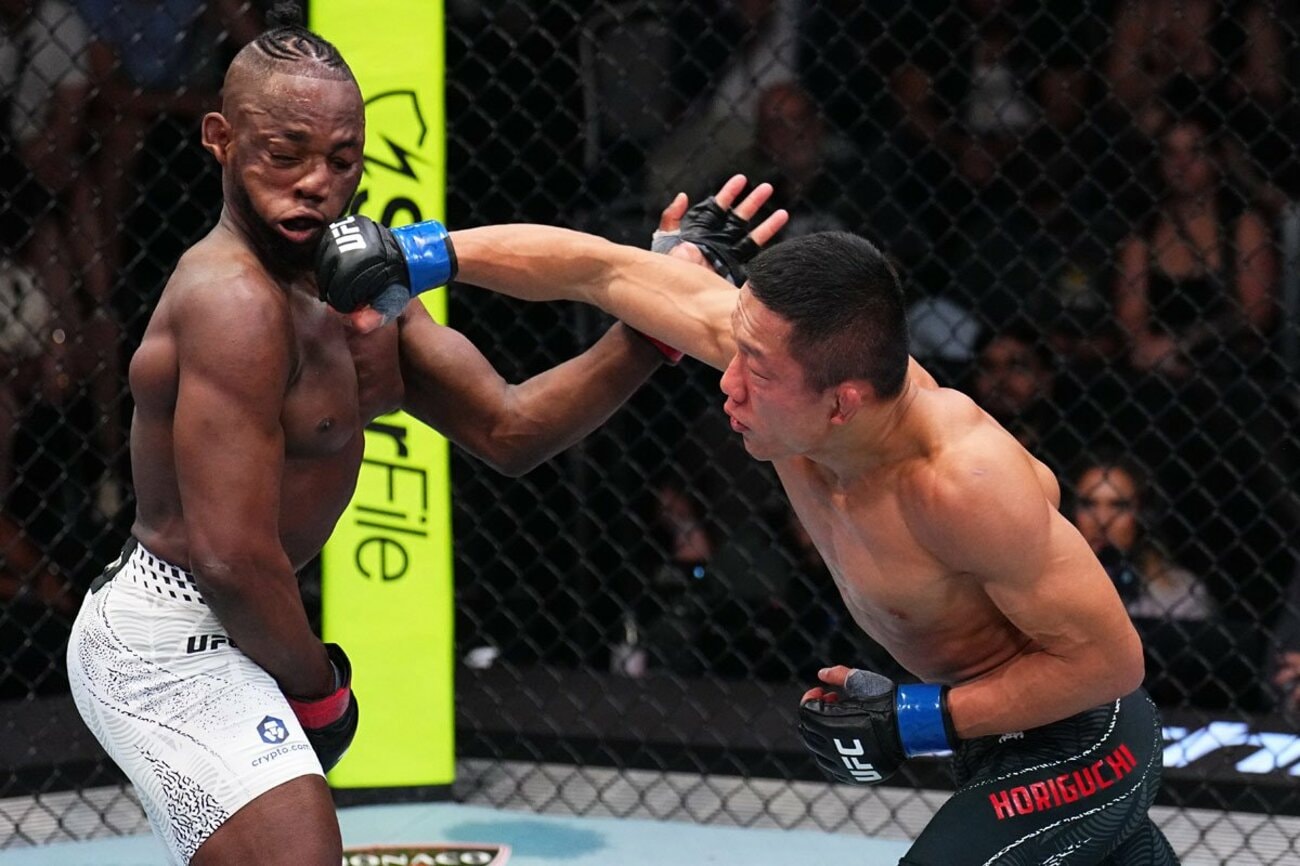 マネル・ケイプ(左)にパンチをヒットさせた堀口恭司(c)Zuffa LLC/UFC