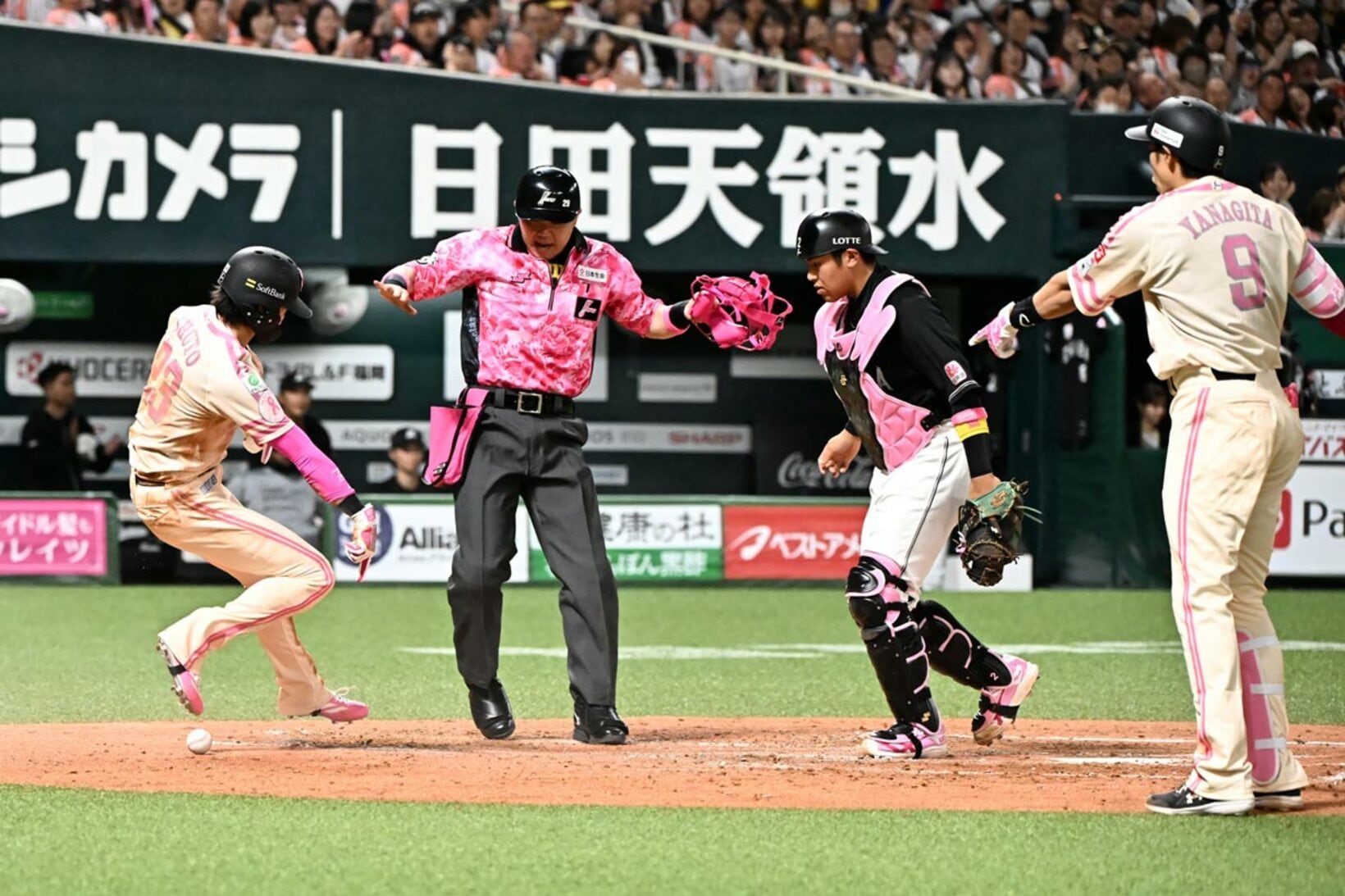 ボールがこぼれていることを指摘する周東（左）と柳田（右）