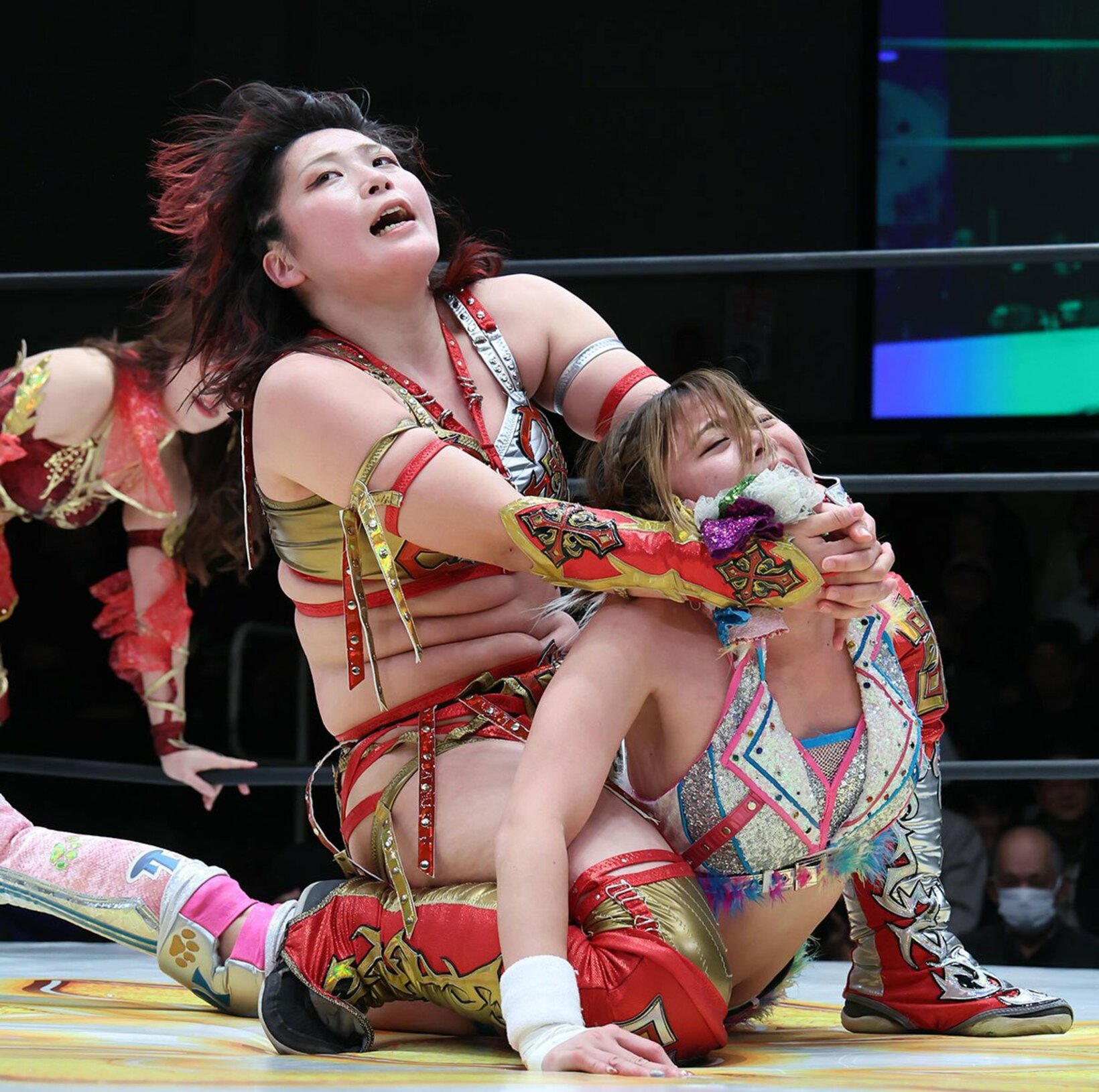 前哨戦から激しい攻防を見せた林下詩美(上)と岩谷麻優