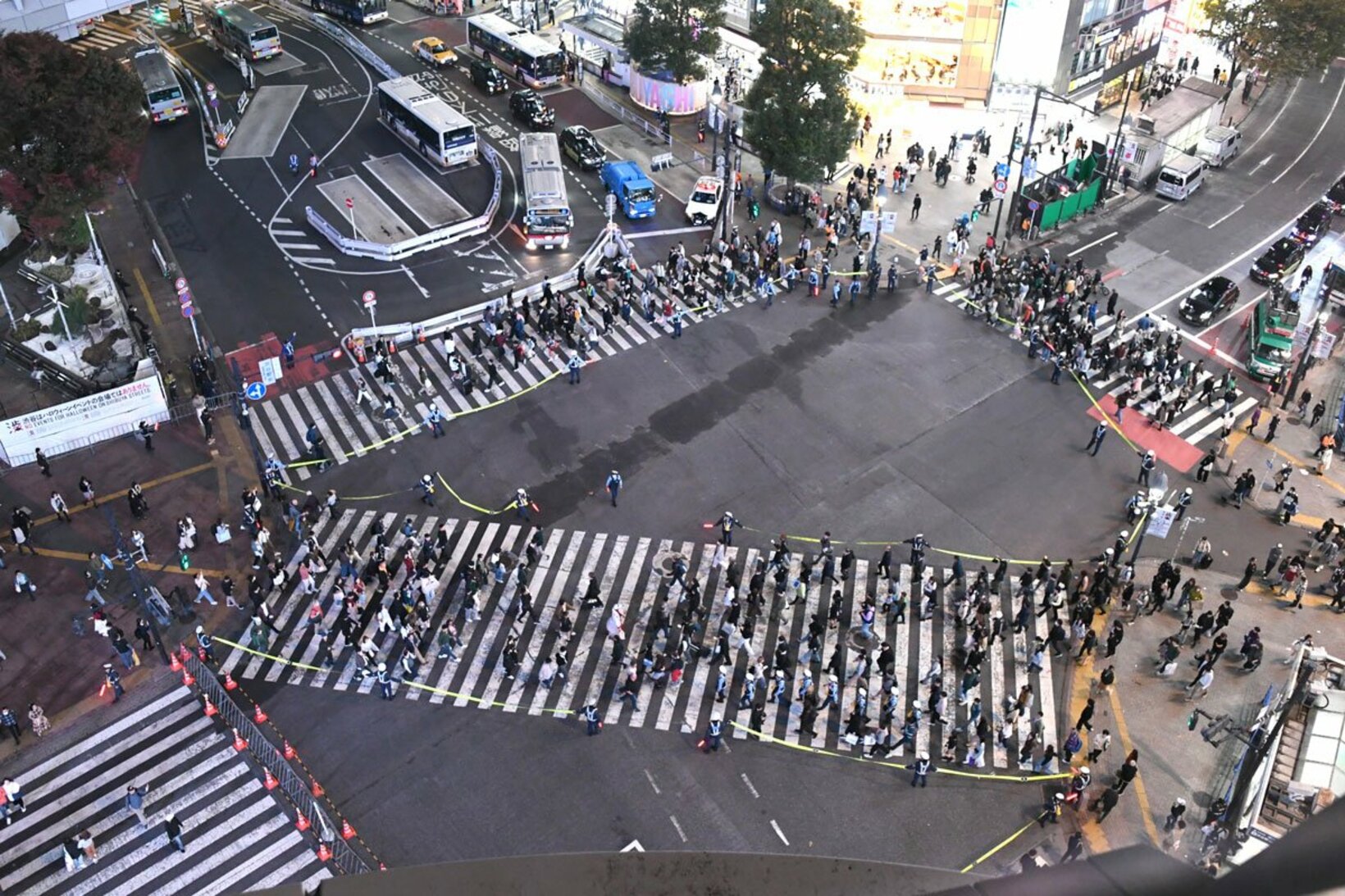 昨年より人出が減った渋谷のスクランブル交差点