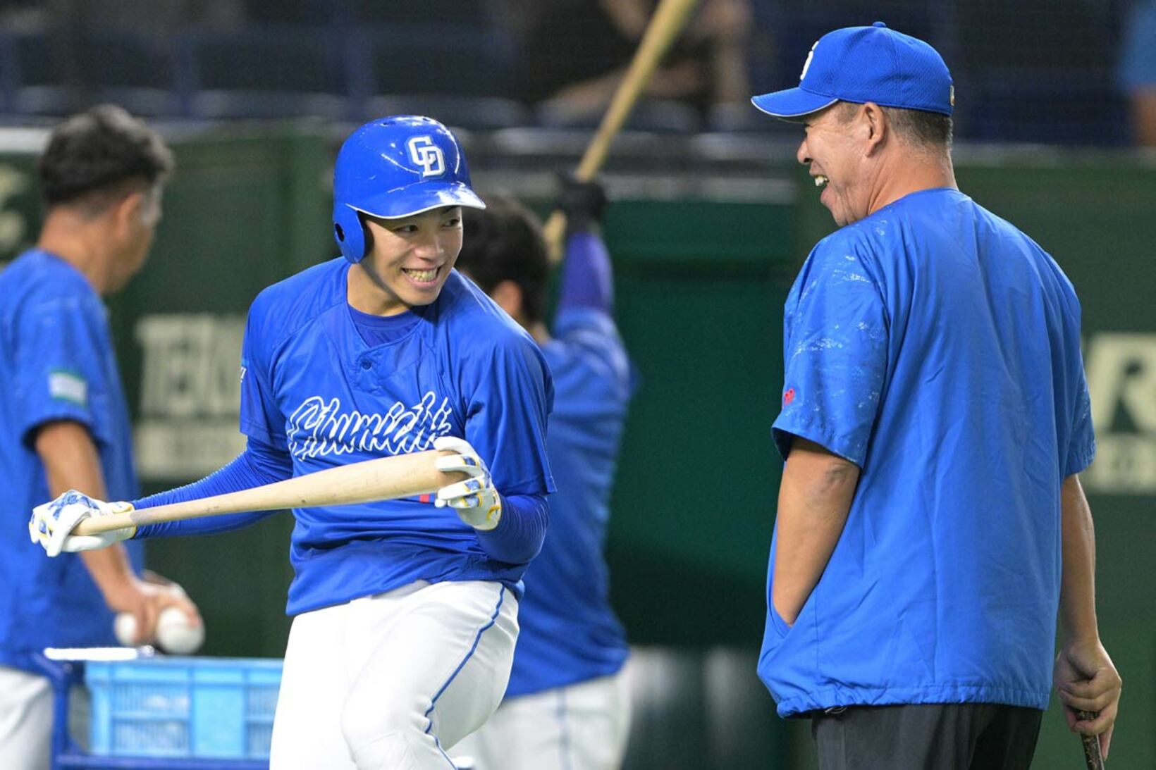 岡林（左）とじゃれ合う井上監督