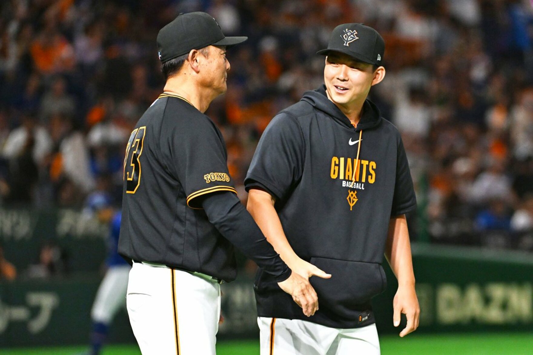 国内復帰戦を白星で飾った小笠原慎之介(右)をねぎらう巨人・橋上監督代行