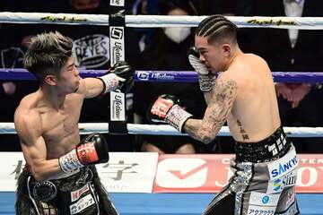  井岡一翔（右）と田中恒成の熱戦は思わぬ方向に…