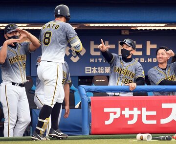  9回に9号ソロを放った佐藤輝(手前)を出迎える矢野監督(右から2人目)