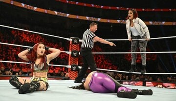  イヨ・スカイはロドリゲス（中）から３カウント奪えずこの表情（ⓒ2022-WWE,-Inc.-All-Rights-Reserved.）
