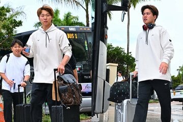 マイアミでは出番がなかった中日の高橋宏斗(左)と金丸夢斗