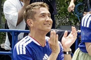 チュニジア戦をＰＶ観戦し、日本のゴールに拍手を送る稲本潤一氏(左)
