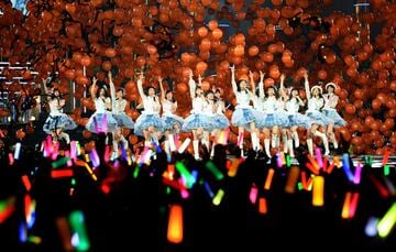 ナゴヤドームでのライブで新曲「未来とは？」のＰＶ撮影のために逆再生用にダンスを踊るＳＫＥ４８の選抜メンバー(２０１４年）