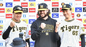  お立ち台に上がる大山悠輔、ウィルカーソン、湯浅京己（東スポWeb）