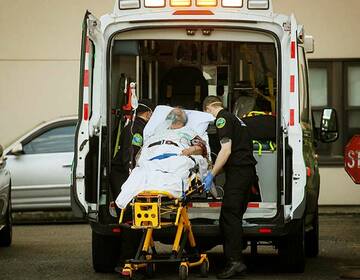  ニューヨークで搬送される患者（ロイター）