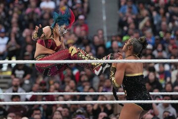 ビアンカをドロップキックで攻めるアスカ（ロイター＝USA　TODAY　Sports)