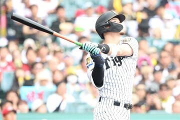 ４回、先制６号を放った佐藤輝明
