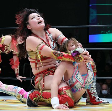 前哨戦から激しい攻防を見せた林下詩美(上)と岩谷麻優