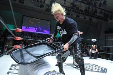 ＹＯ―ＨＥＹは「ＴＥＡＭ　２０００　Ｘ」のＴシャツを着て征矢学にパイプイス攻撃