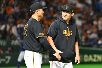 国内復帰戦を白星で飾った小笠原慎之介(右)をねぎらう巨人・橋上監督代行