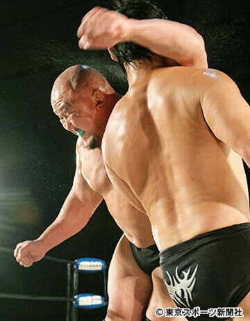 強烈なラリアートで神谷（右）の首を刈る岡林